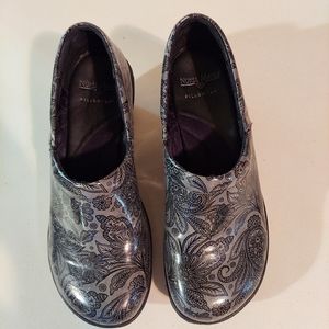 Nurse Mates gray and black print clogs 7.5
